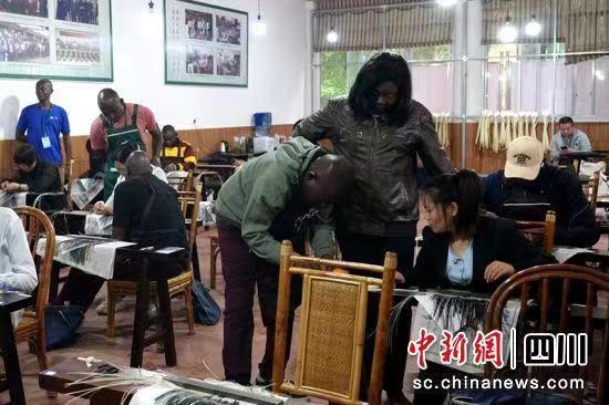 竹讯头条｜中非竹藤编技术培训班在青神县开班